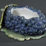Kleines Schaugericht „Traube“, Fayence naturgetreu modelliert und bemalt in Blau-, Grün und Gelbtönen, wohl Delft, um 1770/1790, 7x18,5x11cm, Deckel verloren, best., Vgl.: MKG Inv. Nr. 1970.299/300 - photo 2