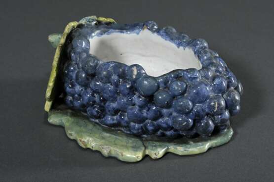 Kleines Schaugericht „Traube“, Fayence naturgetreu modelliert und bemalt in Blau-, Grün und Gelbtönen, wohl Delft, um 1770/1790, 7x18,5x11cm, Deckel verloren, best., Vgl.: MKG Inv. Nr. 1970.299/300 - photo 2
