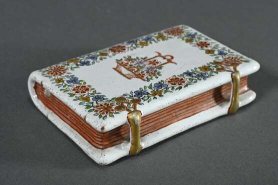 Seltenes Fayence Objekt in Buchform mit floraler Bemalung in Petit Feu Palette, verso bez. "Brevarium“, Delft, Mitte 18.Jh., 1,9x6,8x9,4cm - фото 3