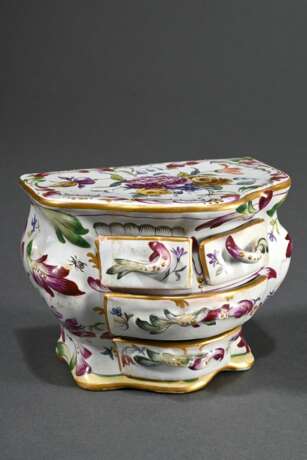 Französische Fayence Miniaturkommode mit feiner polychromer Blumenmalerei und Insekten mit Goldakzenten, Schübe mit plastischen Griffen, wohl Straßburg, 19.Jh., 8,3x10,8x8,5cm, leicht best., 1 Schublade restauriert - photo 1