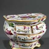 Französische Fayence Miniaturkommode mit feiner polychromer Blumenmalerei und Insekten mit Goldakzenten, Schübe mit plastischen Griffen, wohl Straßburg, 19.Jh., 8,3x10,8x8,5cm, leicht best., 1 Schublade restauriert - photo 1