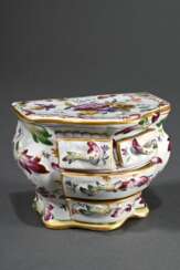 Französische Fayence Miniaturkommode mit feiner polychromer Blumenmalerei und Insekten mit Goldakzenten, Schübe mit plastischen Griffen, wohl Straßburg, 19.Jh., 8,3x10,8x8,5cm, leicht best., 1 Schublade restauriert