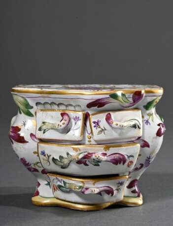Französische Fayence Miniaturkommode mit feiner polychromer Blumenmalerei und Insekten mit Goldakzenten, Schübe mit plastischen Griffen, wohl Straßburg, 19.Jh., 8,3x10,8x8,5cm, leicht best., 1 Schublade restauriert - photo 2