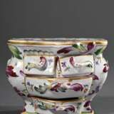 Französische Fayence Miniaturkommode mit feiner polychromer Blumenmalerei und Insekten mit Goldakzenten, Schübe mit plastischen Griffen, wohl Straßburg, 19.Jh., 8,3x10,8x8,5cm, leicht best., 1 Schublade restauriert - photo 2