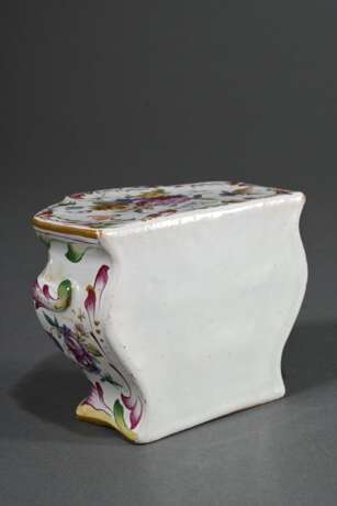Französische Fayence Miniaturkommode mit feiner polychromer Blumenmalerei und Insekten mit Goldakzenten, Schübe mit plastischen Griffen, wohl Straßburg, 19.Jh., 8,3x10,8x8,5cm, leicht best., 1 Schublade restauriert - photo 3