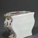 Französische Fayence Miniaturkommode mit feiner polychromer Blumenmalerei und Insekten mit Goldakzenten, Schübe mit plastischen Griffen, wohl Straßburg, 19.Jh., 8,3x10,8x8,5cm, leicht best., 1 Schublade restauriert - photo 3