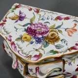Französische Fayence Miniaturkommode mit feiner polychromer Blumenmalerei und Insekten mit Goldakzenten, Schübe mit plastischen Griffen, wohl Straßburg, 19.Jh., 8,3x10,8x8,5cm, leicht best., 1 Schublade restauriert - photo 4