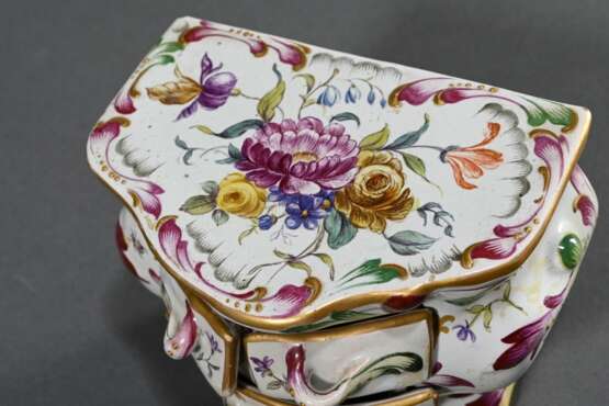 Französische Fayence Miniaturkommode mit feiner polychromer Blumenmalerei und Insekten mit Goldakzenten, Schübe mit plastischen Griffen, wohl Straßburg, 19.Jh., 8,3x10,8x8,5cm, leicht best., 1 Schublade restauriert - photo 4