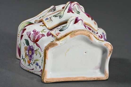 Französische Fayence Miniaturkommode mit feiner polychromer Blumenmalerei und Insekten mit Goldakzenten, Schübe mit plastischen Griffen, wohl Straßburg, 19.Jh., 8,3x10,8x8,5cm, leicht best., 1 Schublade restauriert - photo 5