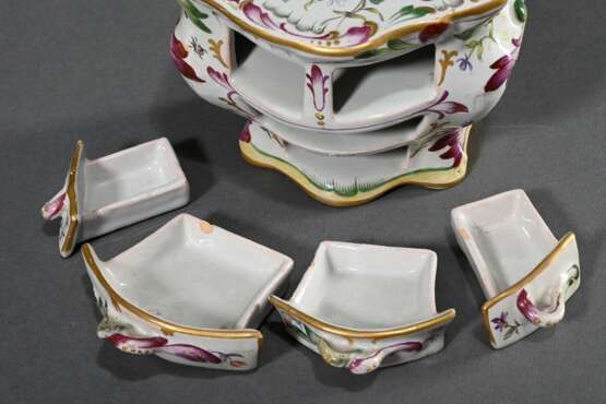 Französische Fayence Miniaturkommode mit feiner polychromer Blumenmalerei und Insekten mit Goldakzenten, Schübe mit plastischen Griffen, wohl Straßburg, 19.Jh., 8,3x10,8x8,5cm, leicht best., 1 Schublade restauriert - photo 6