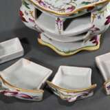Französische Fayence Miniaturkommode mit feiner polychromer Blumenmalerei und Insekten mit Goldakzenten, Schübe mit plastischen Griffen, wohl Straßburg, 19.Jh., 8,3x10,8x8,5cm, leicht best., 1 Schublade restauriert - photo 6