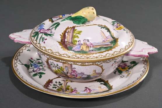 Französische Ecuelle mit zwei Griffen und plastischem Birnenknauf (H. 12cm, Ø 17cm) auf Unterteller (Ø 24,7cm), polychromer floraler Dekor "Insekten" und "Genreszenen" in Goldkartuschen mit umlaufende… - photo 1