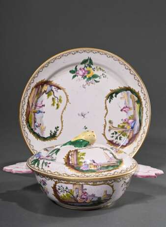 Französische Ecuelle mit zwei Griffen und plastischem Birnenknauf (H. 12cm, Ø 17cm) auf Unterteller (Ø 24,7cm), polychromer floraler Dekor "Insekten" und "Genreszenen" in Goldkartuschen mit umlaufende… - photo 2