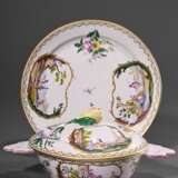 Französische Ecuelle mit zwei Griffen und plastischem Birnenknauf (H. 12cm, Ø 17cm) auf Unterteller (Ø 24,7cm), polychromer floraler Dekor "Insekten" und "Genreszenen" in Goldkartuschen mit umlaufende… - photo 2