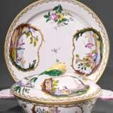Französische Ecuelle mit zwei Griffen und plastischem Birnenknauf (H. 12cm, Ø 17cm) auf Unterteller (Ø 24,7cm), polychromer floraler Dekor "Insekten" und "Genreszenen" in Goldkartuschen mit umlaufende… - photo 3