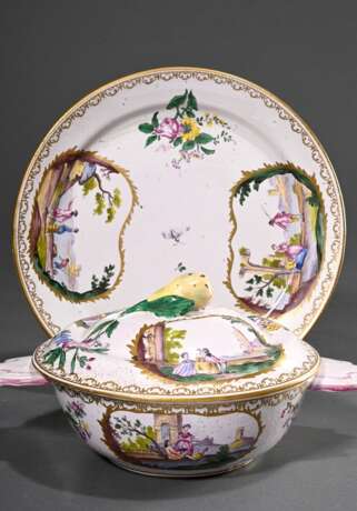 Französische Ecuelle mit zwei Griffen und plastischem Birnenknauf (H. 12cm, Ø 17cm) auf Unterteller (Ø 24,7cm), polychromer floraler Dekor "Insekten" und "Genreszenen" in Goldkartuschen mit umlaufende… - photo 3