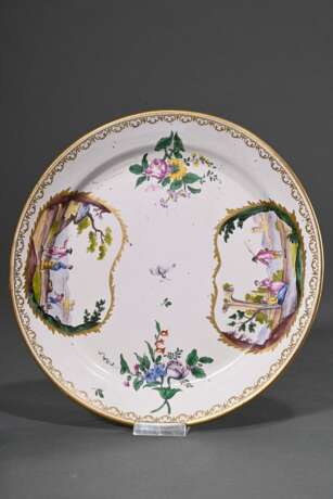 Französische Ecuelle mit zwei Griffen und plastischem Birnenknauf (H. 12cm, Ø 17cm) auf Unterteller (Ø 24,7cm), polychromer floraler Dekor "Insekten" und "Genreszenen" in Goldkartuschen mit umlaufende… - photo 4