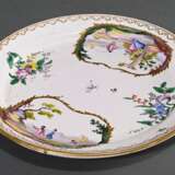 Französische Ecuelle mit zwei Griffen und plastischem Birnenknauf (H. 12cm, Ø 17cm) auf Unterteller (Ø 24,7cm), polychromer floraler Dekor "Insekten" und "Genreszenen" in Goldkartuschen mit umlaufende… - photo 5