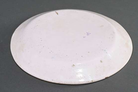 Französische Ecuelle mit zwei Griffen und plastischem Birnenknauf (H. 12cm, Ø 17cm) auf Unterteller (Ø 24,7cm), polychromer floraler Dekor "Insekten" und "Genreszenen" in Goldkartuschen mit umlaufende… - photo 6