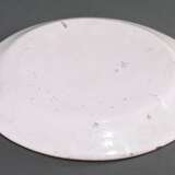 Französische Ecuelle mit zwei Griffen und plastischem Birnenknauf (H. 12cm, Ø 17cm) auf Unterteller (Ø 24,7cm), polychromer floraler Dekor "Insekten" und "Genreszenen" in Goldkartuschen mit umlaufende… - photo 6