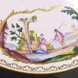 Französische Ecuelle mit zwei Griffen und plastischem Birnenknauf (H. 12cm, Ø 17cm) auf Unterteller (Ø 24,7cm), polychromer floraler Dekor "Insekten" und "Genreszenen" in Goldkartuschen mit umlaufende… - photo 7