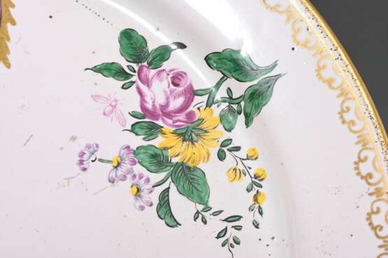 Französische Ecuelle mit zwei Griffen und plastischem Birnenknauf (H. 12cm, Ø 17cm) auf Unterteller (Ø 24,7cm), polychromer floraler Dekor "Insekten" und "Genreszenen" in Goldkartuschen mit umlaufende… - photo 8