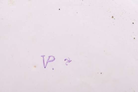 Französische Ecuelle mit zwei Griffen und plastischem Birnenknauf (H. 12cm, Ø 17cm) auf Unterteller (Ø 24,7cm), polychromer floraler Dekor "Insekten" und "Genreszenen" in Goldkartuschen mit umlaufende… - photo 9
