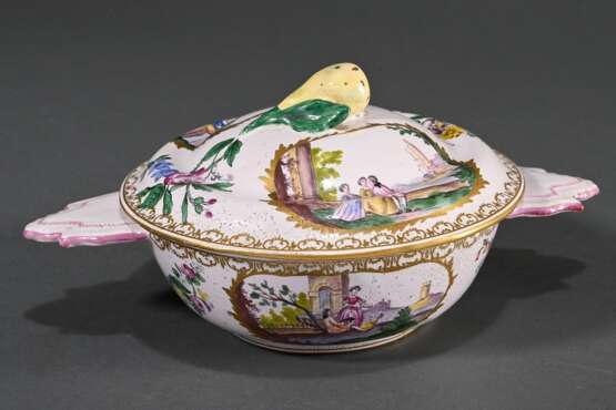 Französische Ecuelle mit zwei Griffen und plastischem Birnenknauf (H. 12cm, Ø 17cm) auf Unterteller (Ø 24,7cm), polychromer floraler Dekor "Insekten" und "Genreszenen" in Goldkartuschen mit umlaufende… - photo 10