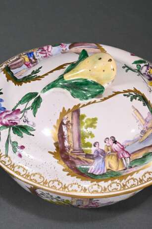 Französische Ecuelle mit zwei Griffen und plastischem Birnenknauf (H. 12cm, Ø 17cm) auf Unterteller (Ø 24,7cm), polychromer floraler Dekor "Insekten" und "Genreszenen" in Goldkartuschen mit umlaufende… - photo 11