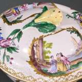 Französische Ecuelle mit zwei Griffen und plastischem Birnenknauf (H. 12cm, Ø 17cm) auf Unterteller (Ø 24,7cm), polychromer floraler Dekor "Insekten" und "Genreszenen" in Goldkartuschen mit umlaufende… - photo 11