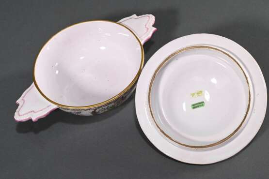 Französische Ecuelle mit zwei Griffen und plastischem Birnenknauf (H. 12cm, Ø 17cm) auf Unterteller (Ø 24,7cm), polychromer floraler Dekor "Insekten" und "Genreszenen" in Goldkartuschen mit umlaufende… - photo 12