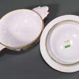 Französische Ecuelle mit zwei Griffen und plastischem Birnenknauf (H. 12cm, Ø 17cm) auf Unterteller (Ø 24,7cm), polychromer floraler Dekor "Insekten" und "Genreszenen" in Goldkartuschen mit umlaufende… - photo 12