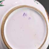 Französische Ecuelle mit zwei Griffen und plastischem Birnenknauf (H. 12cm, Ø 17cm) auf Unterteller (Ø 24,7cm), polychromer floraler Dekor "Insekten" und "Genreszenen" in Goldkartuschen mit umlaufende… - photo 13