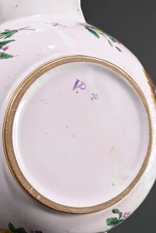 Französische Ecuelle mit zwei Griffen und plastischem Birnenknauf (H. 12cm, Ø 17cm) auf Unterteller (Ø 24,7cm), polychromer floraler Dekor "Insekten" und "Genreszenen" in Goldkartuschen mit umlaufende… - photo 13