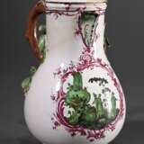 Fayence Kanne mit Balusterkorpus auf eingezogenem Fußring und plastischem Blattdekor an Asthenkel, feine kupfergrüne Watteau Malerei in Purpur Rocaillekartusche, Mitte 18.Jh., H. 22,2cm, best. - photo 1