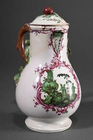 Fayence Kanne mit Balusterkorpus auf eingezogenem Fußring und plastischem Blattdekor an Asthenkel, feine kupfergrüne Watteau Malerei in Purpur Rocaillekartusche, Mitte 18.Jh., H. 22,2cm, best. - photo 1