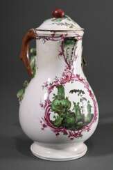 Fayence Kanne mit Balusterkorpus auf eingezogenem Fußring und plastischem Blattdekor an Asthenkel, feine kupfergrüne Watteau Malerei in Purpur Rocaillekartusche, Mitte 18.Jh., H. 22,2cm, best.