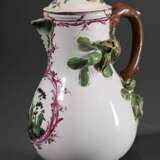 Fayence Kanne mit Balusterkorpus auf eingezogenem Fußring und plastischem Blattdekor an Asthenkel, feine kupfergrüne Watteau Malerei in Purpur Rocaillekartusche, Mitte 18.Jh., H. 22,2cm, best. - photo 2