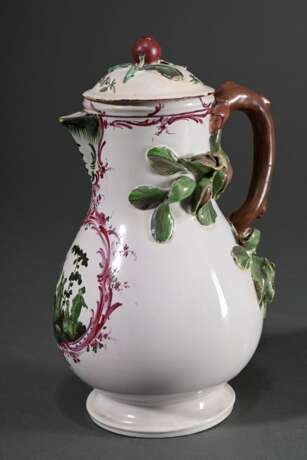 Fayence Kanne mit Balusterkorpus auf eingezogenem Fußring und plastischem Blattdekor an Asthenkel, feine kupfergrüne Watteau Malerei in Purpur Rocaillekartusche, Mitte 18.Jh., H. 22,2cm, best. - photo 2