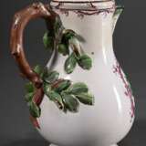Fayence Kanne mit Balusterkorpus auf eingezogenem Fußring und plastischem Blattdekor an Asthenkel, feine kupfergrüne Watteau Malerei in Purpur Rocaillekartusche, Mitte 18.Jh., H. 22,2cm, best. - photo 3
