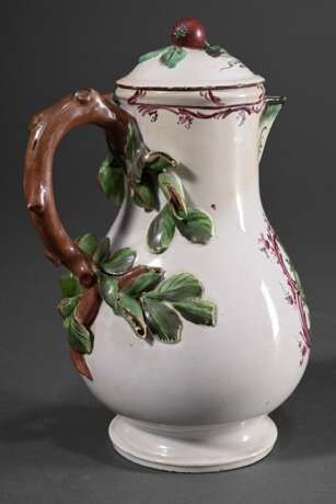 Fayence Kanne mit Balusterkorpus auf eingezogenem Fußring und plastischem Blattdekor an Asthenkel, feine kupfergrüne Watteau Malerei in Purpur Rocaillekartusche, Mitte 18.Jh., H. 22,2cm, best. - photo 3