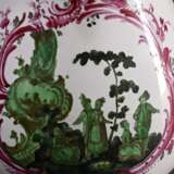 Fayence Kanne mit Balusterkorpus auf eingezogenem Fußring und plastischem Blattdekor an Asthenkel, feine kupfergrüne Watteau Malerei in Purpur Rocaillekartusche, Mitte 18.Jh., H. 22,2cm, best. - photo 4