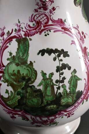 Fayence Kanne mit Balusterkorpus auf eingezogenem Fußring und plastischem Blattdekor an Asthenkel, feine kupfergrüne Watteau Malerei in Purpur Rocaillekartusche, Mitte 18.Jh., H. 22,2cm, best. - photo 4