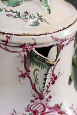 Fayence Kanne mit Balusterkorpus auf eingezogenem Fußring und plastischem Blattdekor an Asthenkel, feine kupfergrüne Watteau Malerei in Purpur Rocaillekartusche, Mitte 18.Jh., H. 22,2cm, best. - photo 5