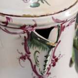 Fayence Kanne mit Balusterkorpus auf eingezogenem Fußring und plastischem Blattdekor an Asthenkel, feine kupfergrüne Watteau Malerei in Purpur Rocaillekartusche, Mitte 18.Jh., H. 22,2cm, best. - photo 5