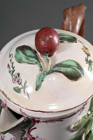 Fayence Kanne mit Balusterkorpus auf eingezogenem Fußring und plastischem Blattdekor an Asthenkel, feine kupfergrüne Watteau Malerei in Purpur Rocaillekartusche, Mitte 18.Jh., H. 22,2cm, best. - photo 6