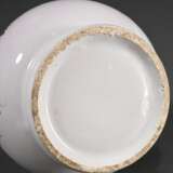 Fayence Kanne mit Balusterkorpus auf eingezogenem Fußring und plastischem Blattdekor an Asthenkel, feine kupfergrüne Watteau Malerei in Purpur Rocaillekartusche, Mitte 18.Jh., H. 22,2cm, best. - photo 8