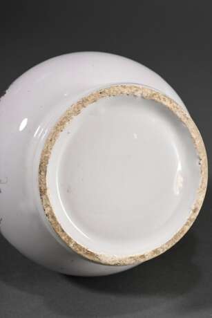 Fayence Kanne mit Balusterkorpus auf eingezogenem Fußring und plastischem Blattdekor an Asthenkel, feine kupfergrüne Watteau Malerei in Purpur Rocaillekartusche, Mitte 18.Jh., H. 22,2cm, best. - photo 8