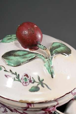 Fayence Kanne mit Balusterkorpus auf eingezogenem Fußring und plastischem Blattdekor an Asthenkel, feine kupfergrüne Watteau Malerei in Purpur Rocaillekartusche, Mitte 18.Jh., H. 22,2cm, best. - photo 9