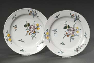 Paar Magdeburger Fayence Teller mit Scharffeuerfarbenmalerei in Mangan, Gelb, Grün und Blau &quot;Blumen&quot;, um 1780, Boden mit grüner &quot;M&quot; Marke, Ø 22,3cm, Rand best., min. Abplatzungen